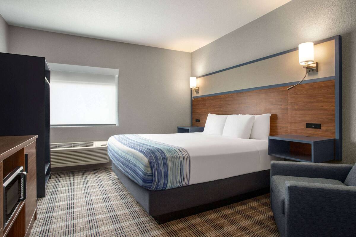 1 多间卧室、办公桌、笔记本电脑工作区、遮光窗帘