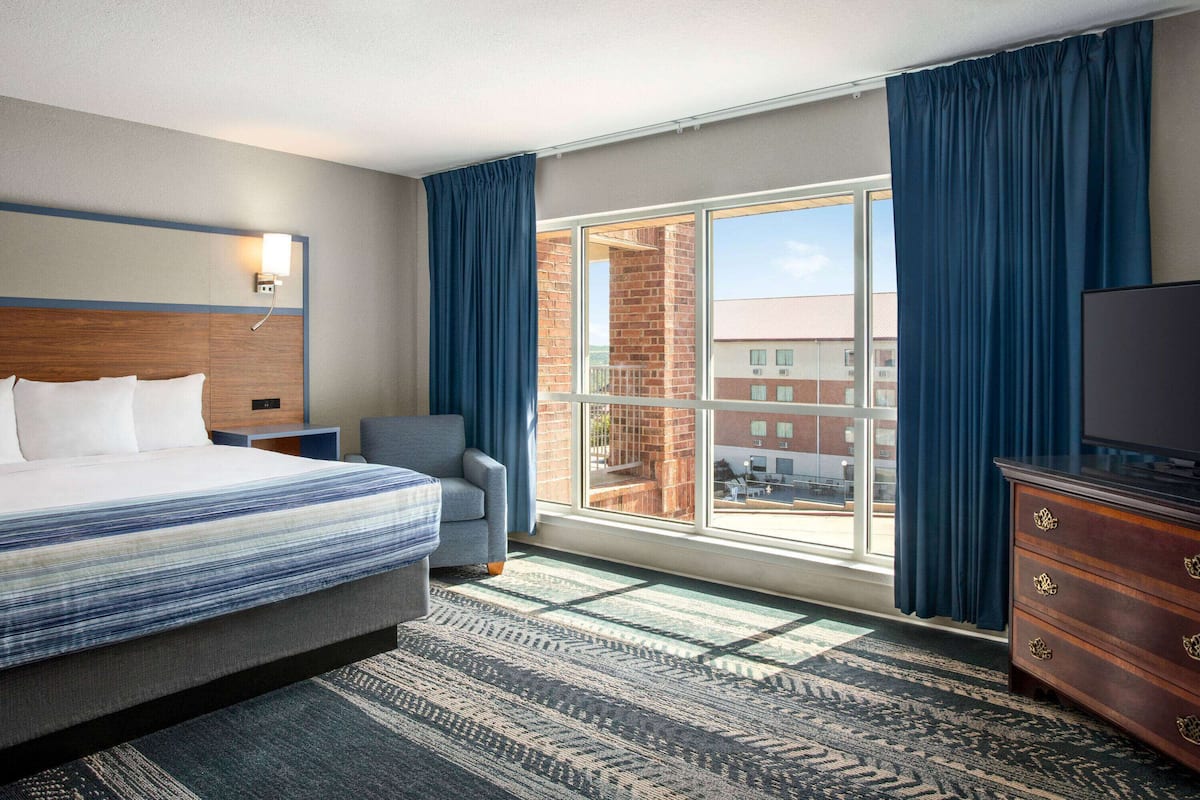 Suite, 1 kingsize-seng, ikke-røyk | 1 soverom, skrivebord, skrivebord for bærbar PC og blendingsgardiner