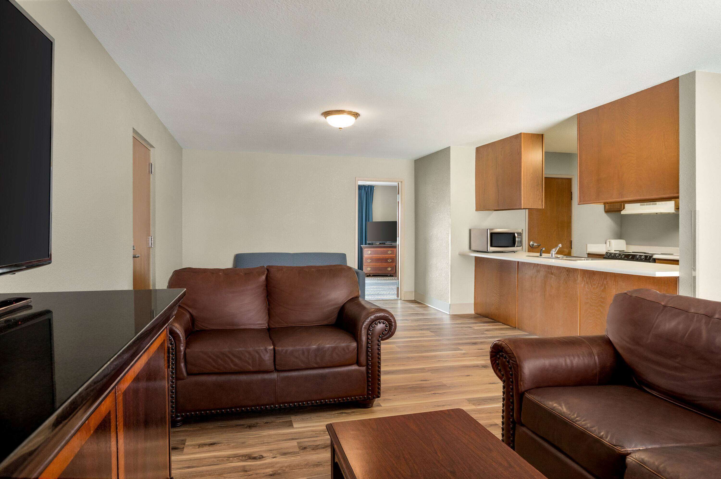 suite, 1 king bed, non smoking | living area | 42-inch tv with cable channels