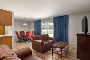Living area - AmericInn by Wyndham Branson & Conference Center (Branson)