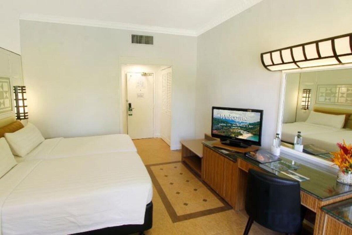 Een minibar, een kluis op de kamer, een bureau, geluiddichte muren