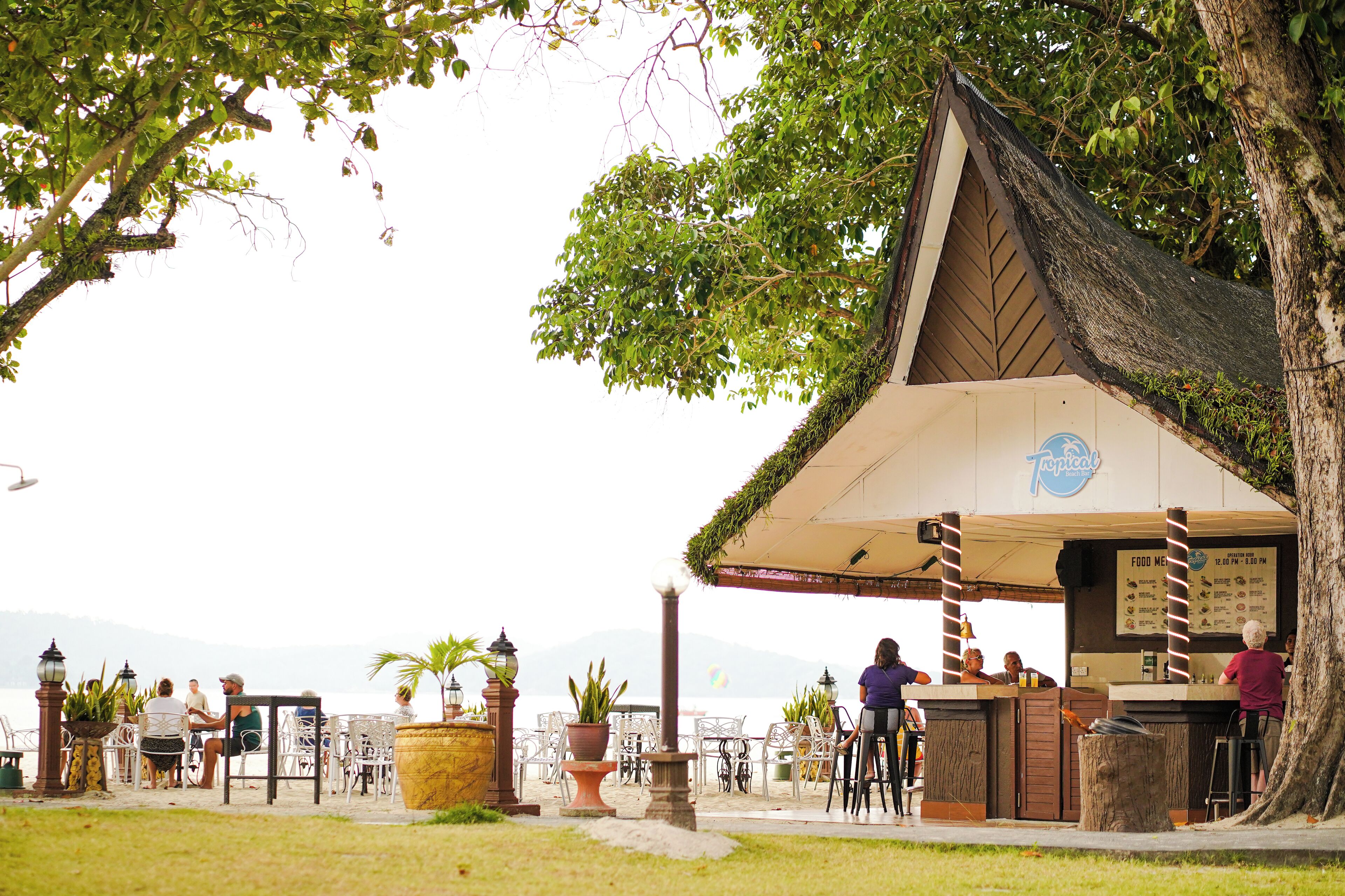 بار على الشاطئ