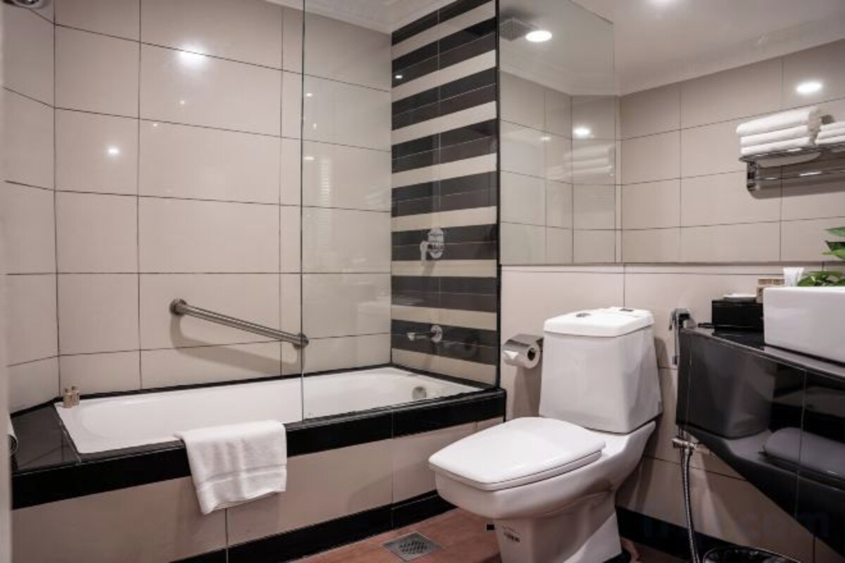 Badkamer | Een douche, gratis toiletartikelen, een haardroger, pantoffels