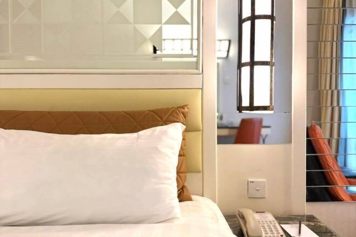 Minibar, caixa forta a l'habitació i escriptori 