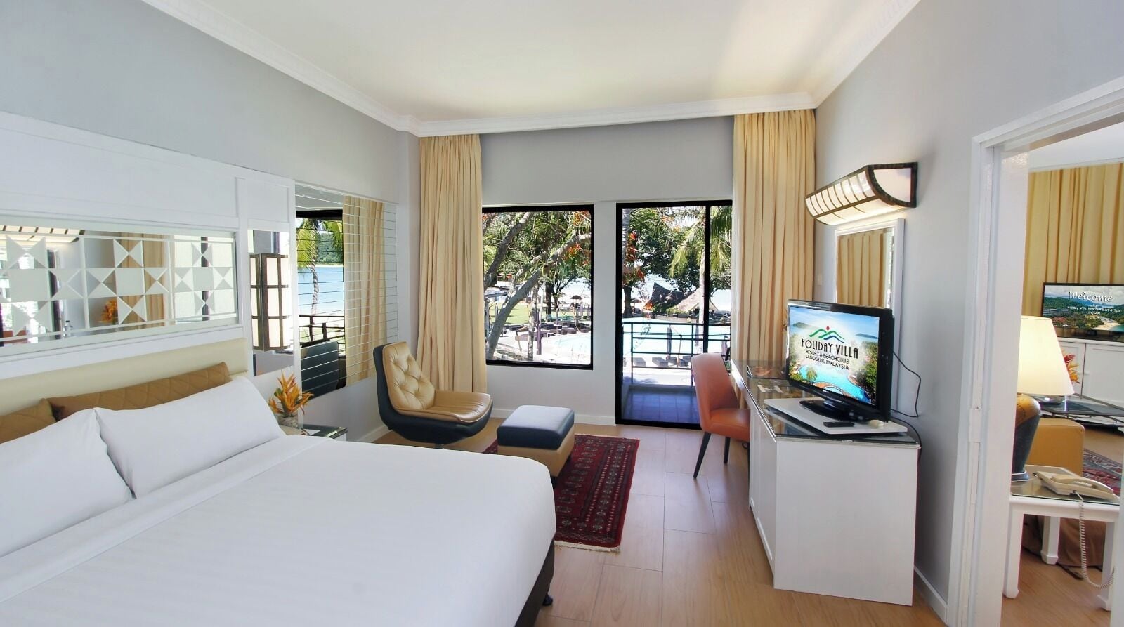 ميني بار وخزنة داخل الغرفة ومكتب وتجهيزات عازلة للصوت