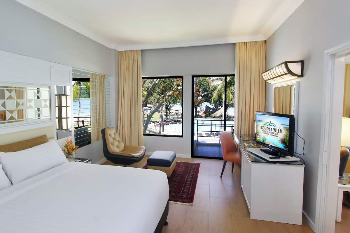 Minibar, in-room safe, desk, soundproofing