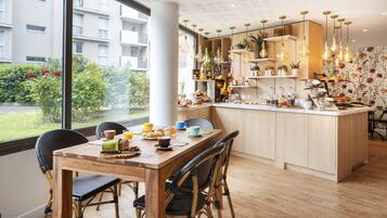 Sarapan prasmanan setiap hari (EUR 17 per orang)