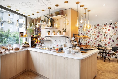 Daily buffet breakfast for a fee. Séjours & Affaires Paris Malakoff
