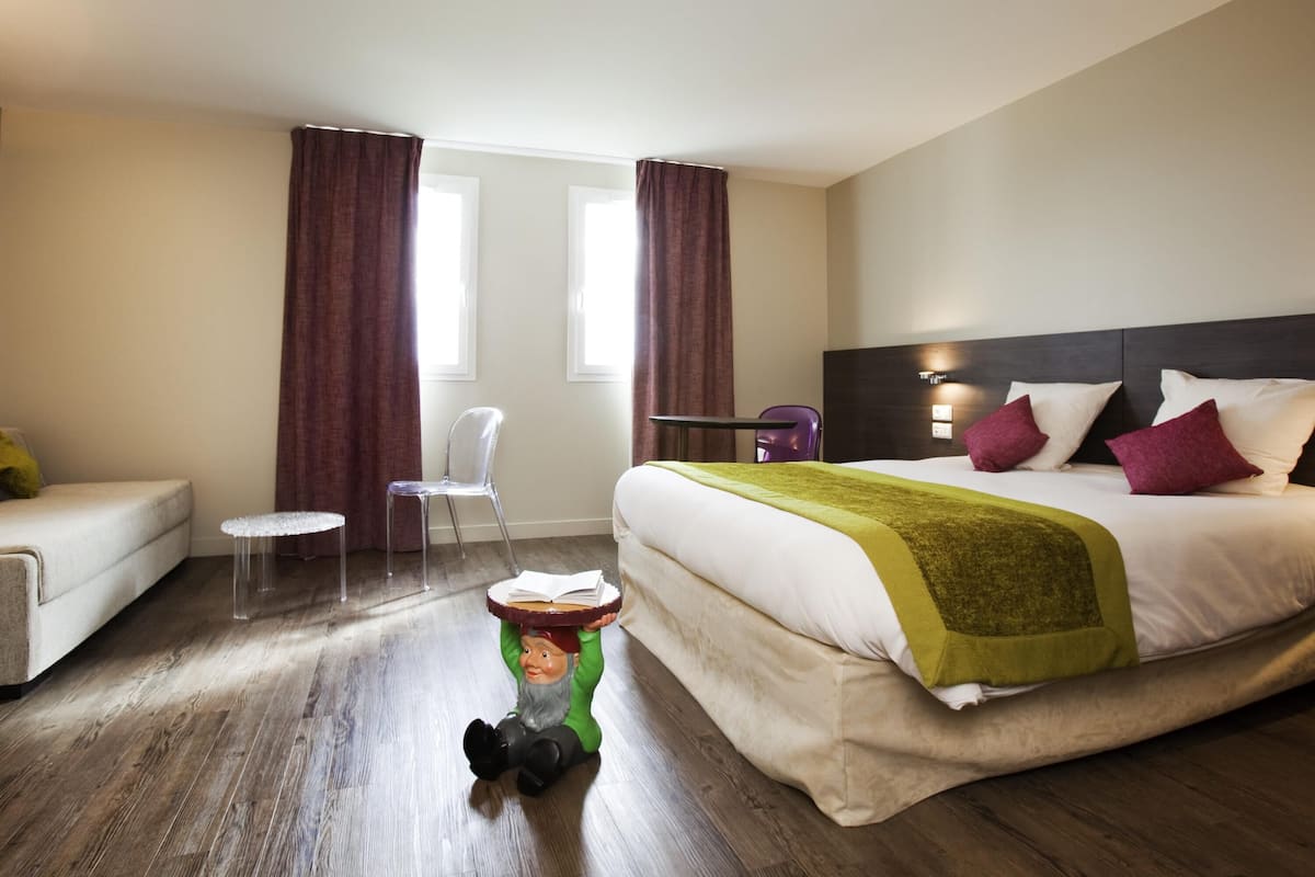 Svit Standard - 1 dubbelsäng med bäddsoffa | Värdeförvaringsskåp på rummet, ljudisolering och strykjärn/strykbräda