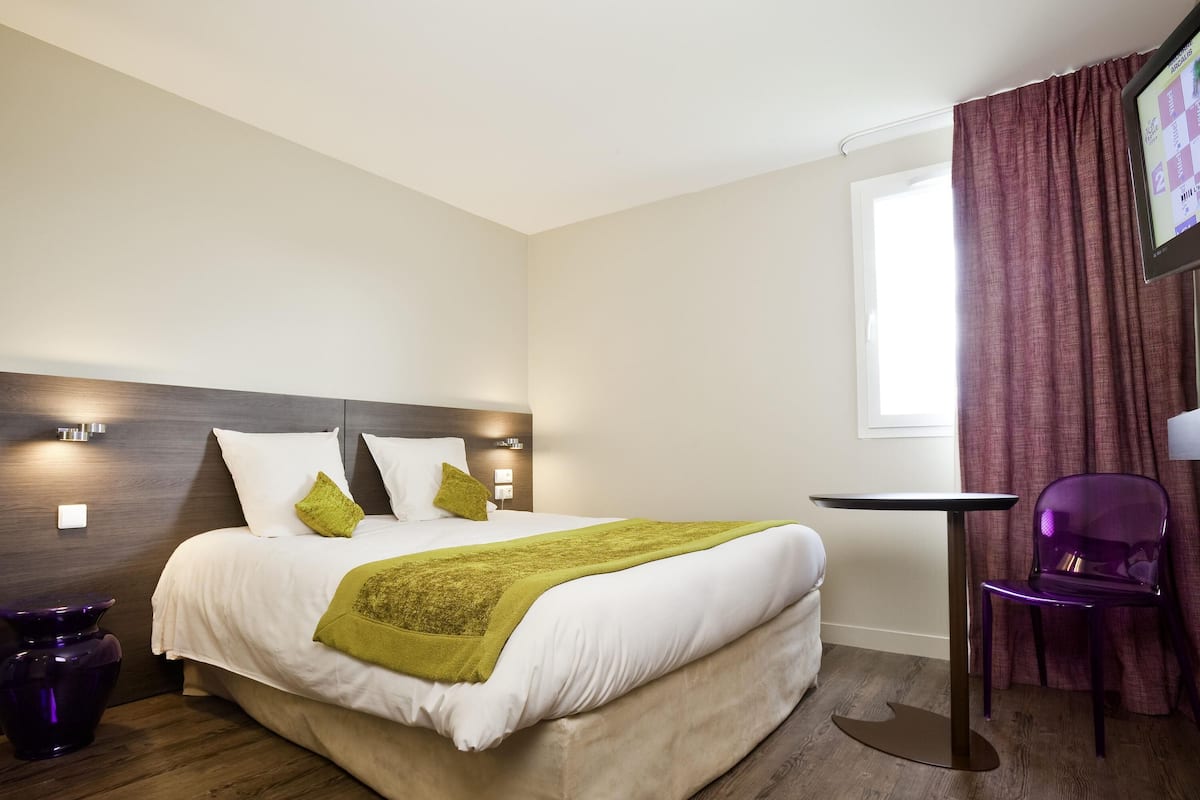 Quarto casal standard, 1 cama de casal | Cofres nos quartos, quartos à prova de som