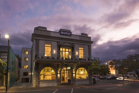 Fachada de la propiedad por la tarde o noche