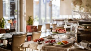 Un buffet proposant une variété de plats et une vitrine réfrigérée.