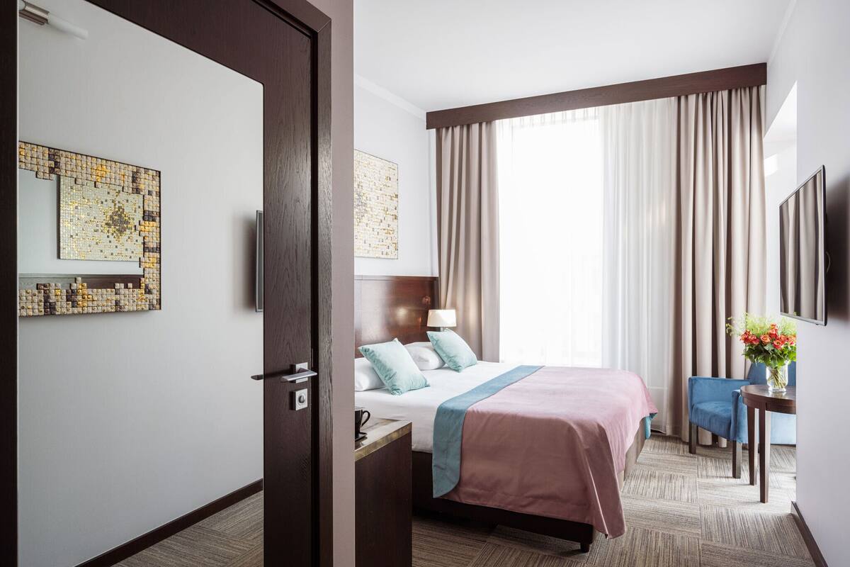 Zimmersafe, Schreibtisch, schallisolierte Zimmer, Bügeleisen/Bügelbrett