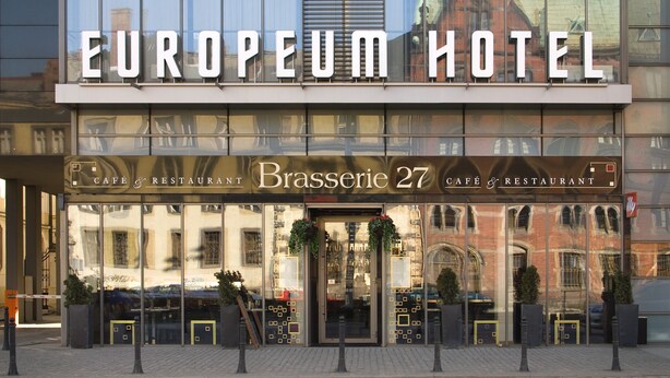 La façade de l’hôtel Europeum, avec une enseigne indiquant la présence d’une brasserie, la Brasserie 27.