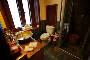 Shower, rainfall showerhead, free toiletries, hair dryer - Songtsam Retreat at Shangri-La - MGallery Collection (Deqin)