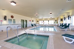 Indoor pool - Holiday Inn Hotel & Suites Barstow by IHG (Barstow)