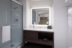 Bañera con ducha, artículos de tocador gratuitos, secador de pelo