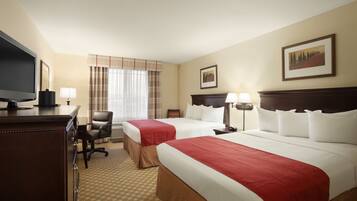 Suíte estúdio, 2 camas Queen, geladeira e micro-ondas | Roupas de cama premium, camas com colchões pillow-top, escrivaninha