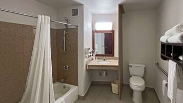 Un bagno con vasca, doccia, servizi igienici e lavandino.