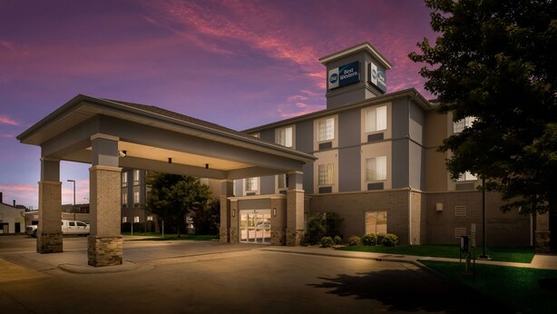 A modern hotel with a covered entrance, a prominent Best Western sign, and a brick facade. - Best Western Coffeyville Central Business District Inn and Suites (Coffeyville)
