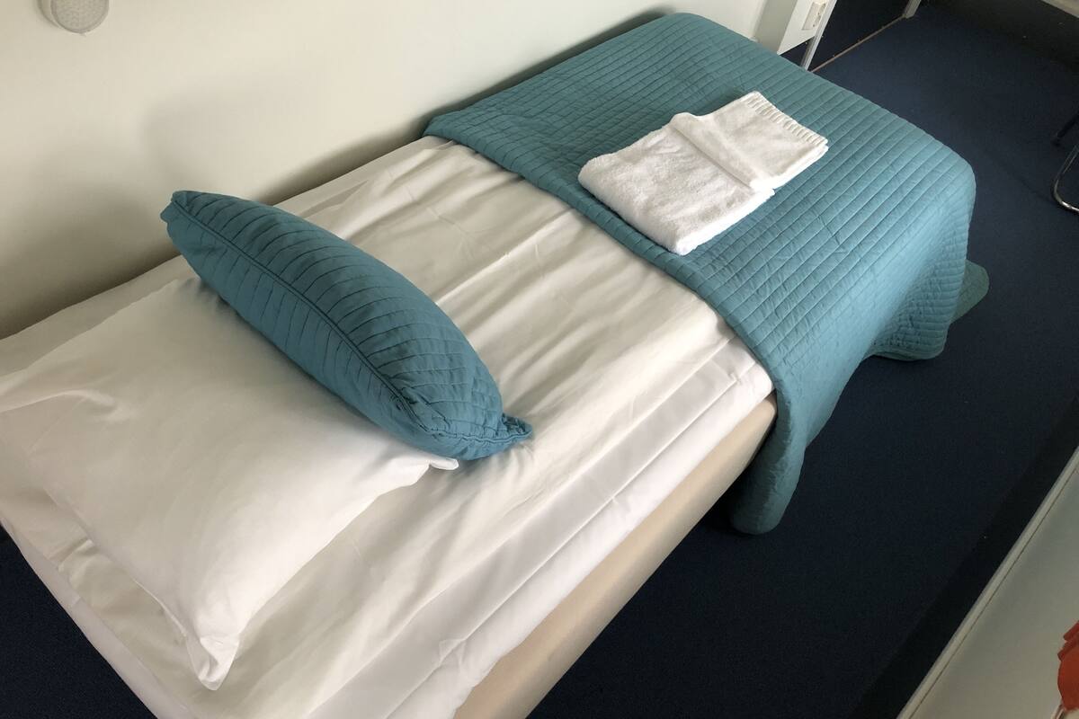 comfort single room, ensuite | premium bedding, pillow-top beds, blackout curtains, soundproofing