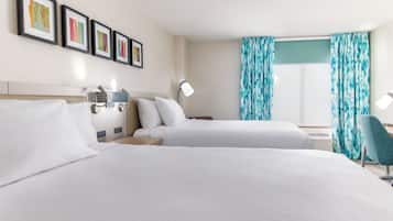 Kamer, 2 queensize bedden | Luxe beddengoed, pillowtop-bedden, een kluis op de kamer, een bureau