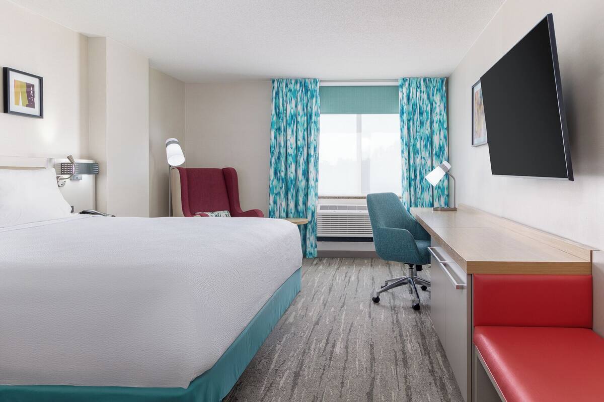 Room, 1 King Bed | Premium bedding, pillowtop beds, in-room safe, desk