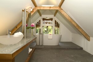 Rainfall showerhead, free toiletries, hair dryer, bathrobes