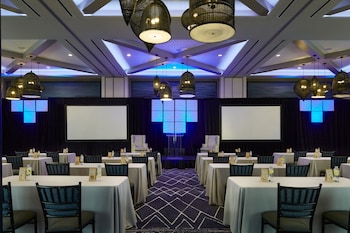 Meeting space at Kimpton Shorebreak Huntington Beach Resort by IHG