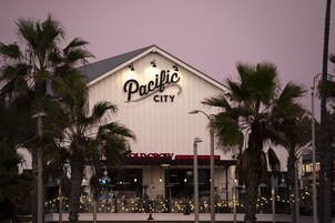 Un edificio con un letrero que dice "Pacific City".