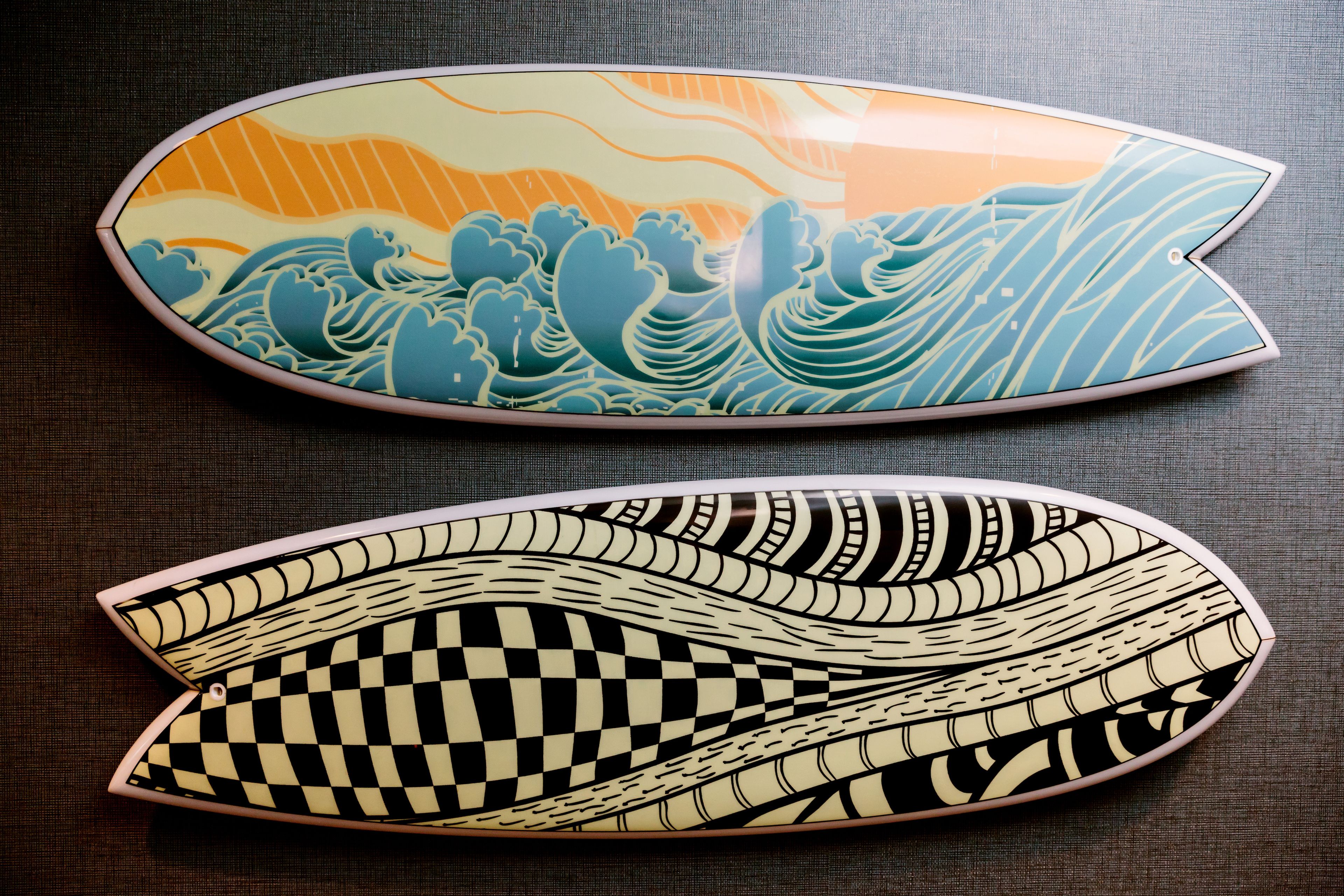 Dos tablas de surf con diseños de olas.