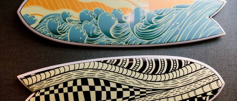 Dos tablas de surf con diseños de olas.