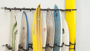 Varias tablas de surf montadas en una pared.