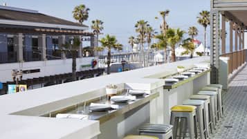Petit déjeuner, déjeuner, dîner et brunch servis sur place