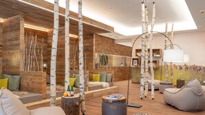 Un interior moderno con paredes de madera, decoración con abedules y zonas de estar cómodas.