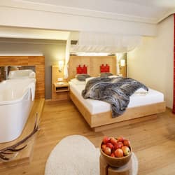 Quarto romântico | 1 quarto, roupas de cama premium, cofres nos quartos, escrivaninha