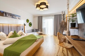Comfort Double Room, 1 King Bed with Sofa bed | Premium bedding, in-room safe, desk, free cots/infant beds - Hotel Lärchenhof (Rennweg am Katschberg)