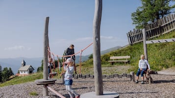 Lasten leikkialue ulkona