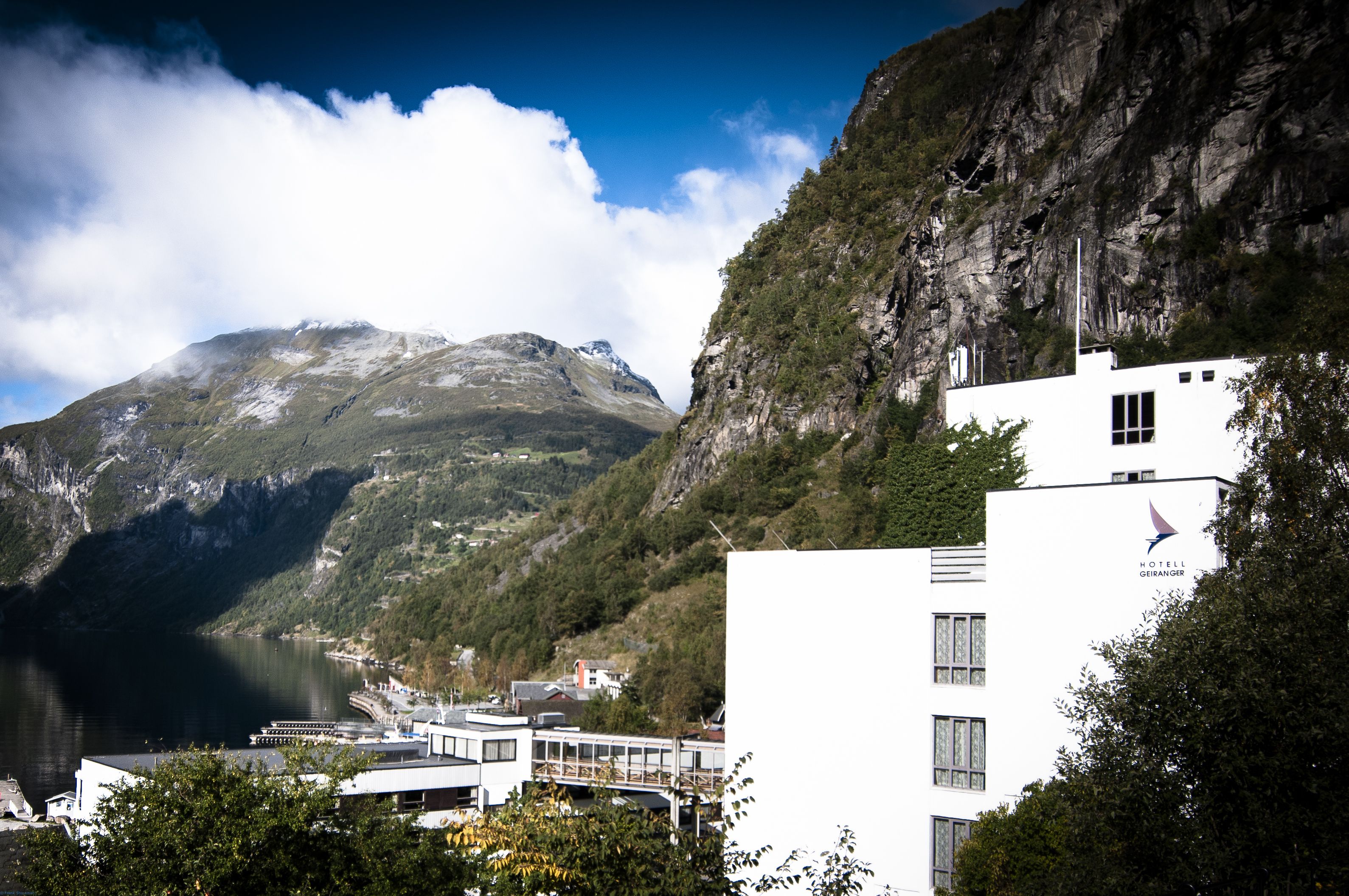 Un hôtel moderne situé au pied de la montagne, offrant une vue dégagée sur le paysage environnant.