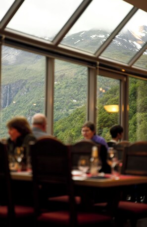 2 restaurants, dinner served, international cuisine - Havila Hotel Geiranger (Stranda)