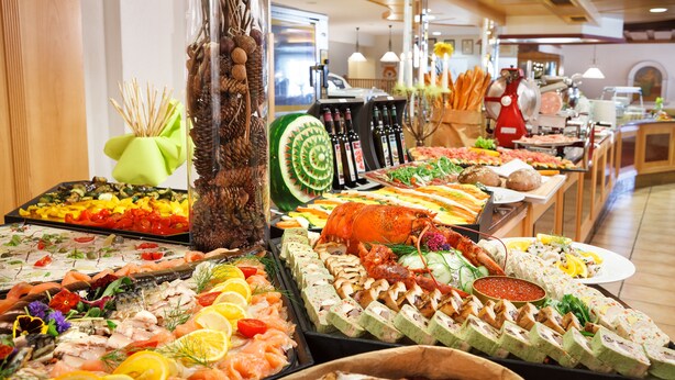 Un buffet proposant une variété de plats, notamment des fruits de mer, des salades et du pain.