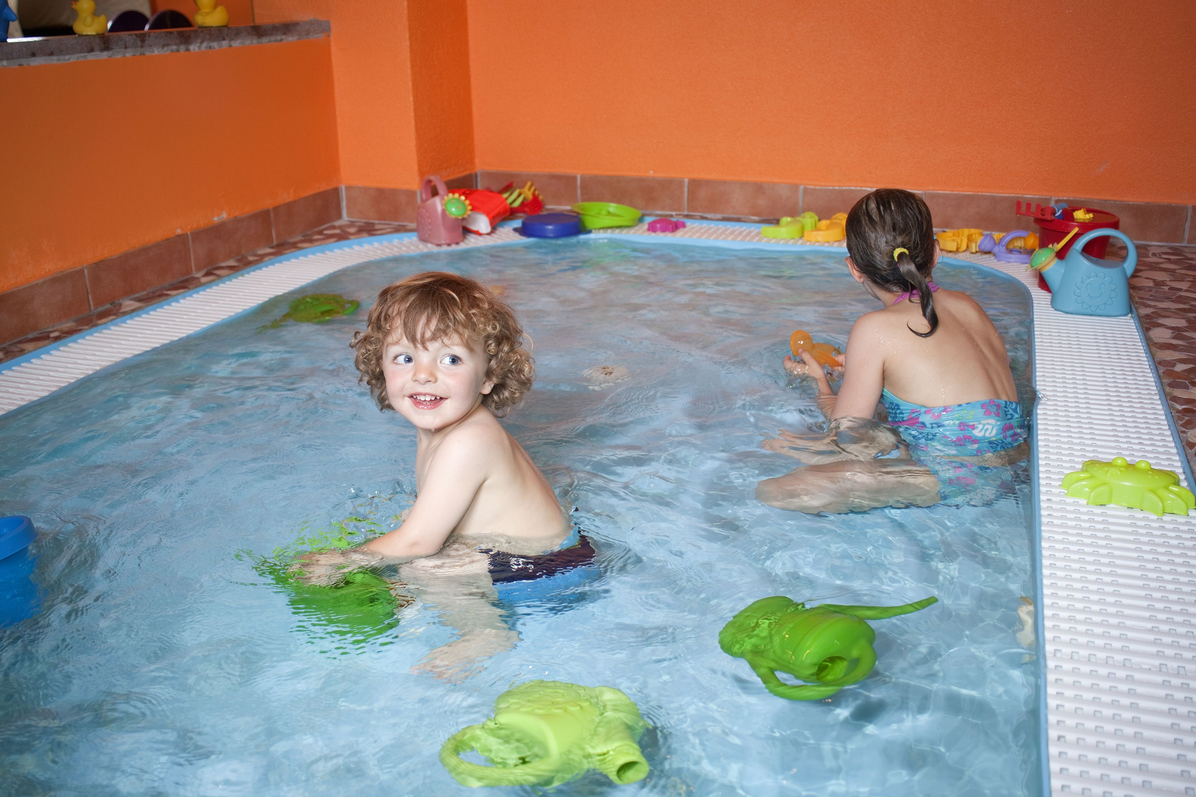 Kolam renang indoor