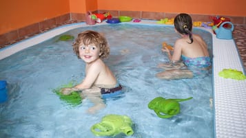 Kolam renang indoor