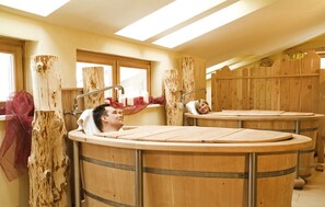 Een sauna, een Turks bad/hammam, lichaamsbehandelingen, aromatherapie