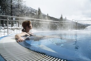 5 indoor pools, outdoor pool
