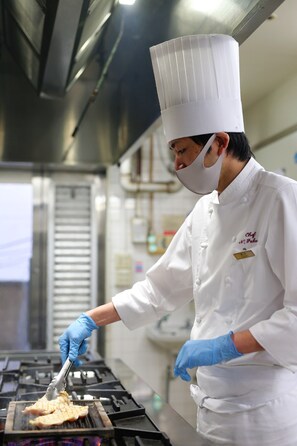 Petit déjeuner, déjeuner et dîner servis sur place