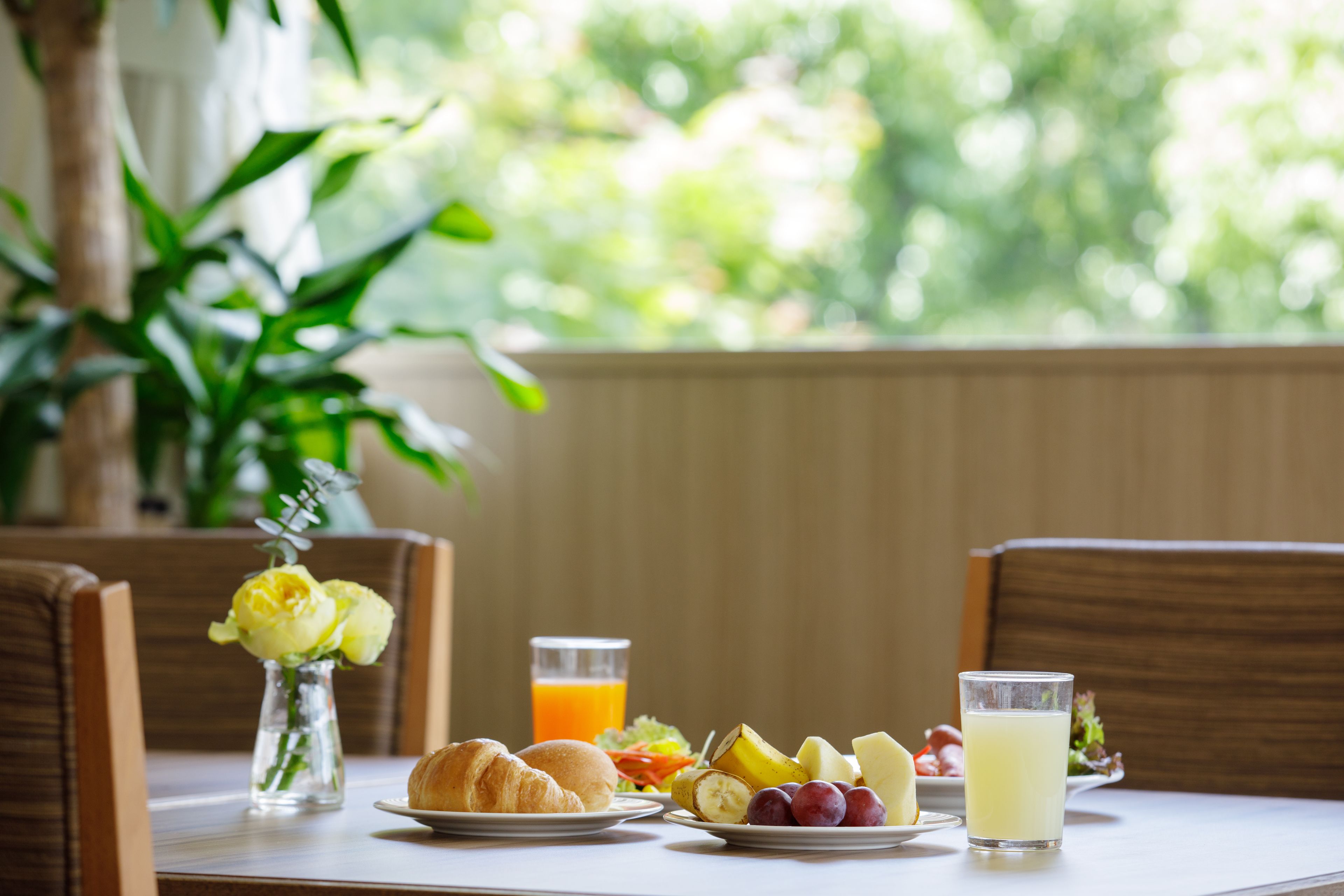 breakfast, lunch and dinner served