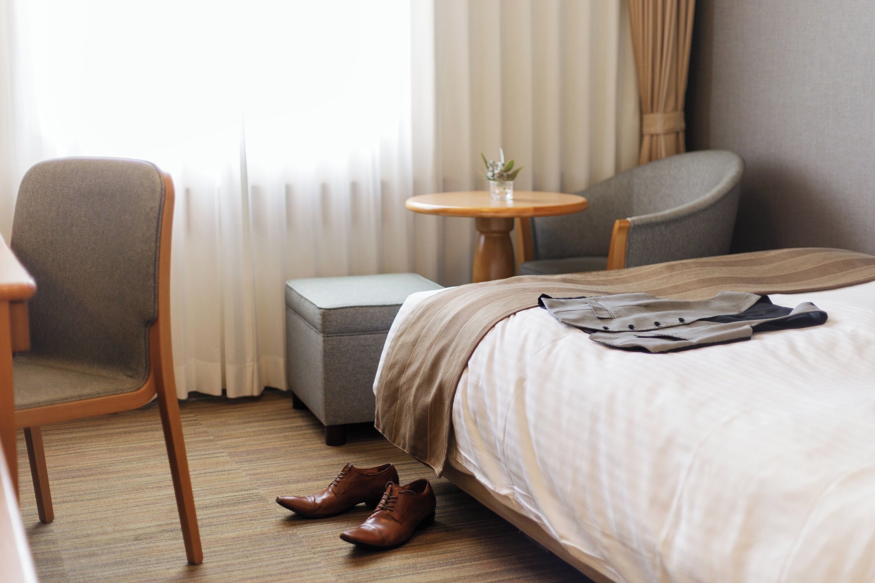 Økonomi-dobbeltrom, ikke-røyk (20sqm) | Dundyner, skrivebord, skrivebord for bærbar PC og blendingsgardiner