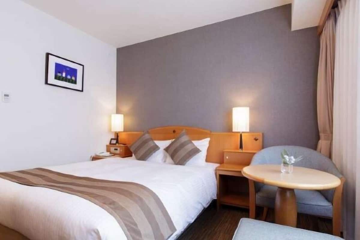 Couette en duvet, bureau, rideaux d’obscurcissement