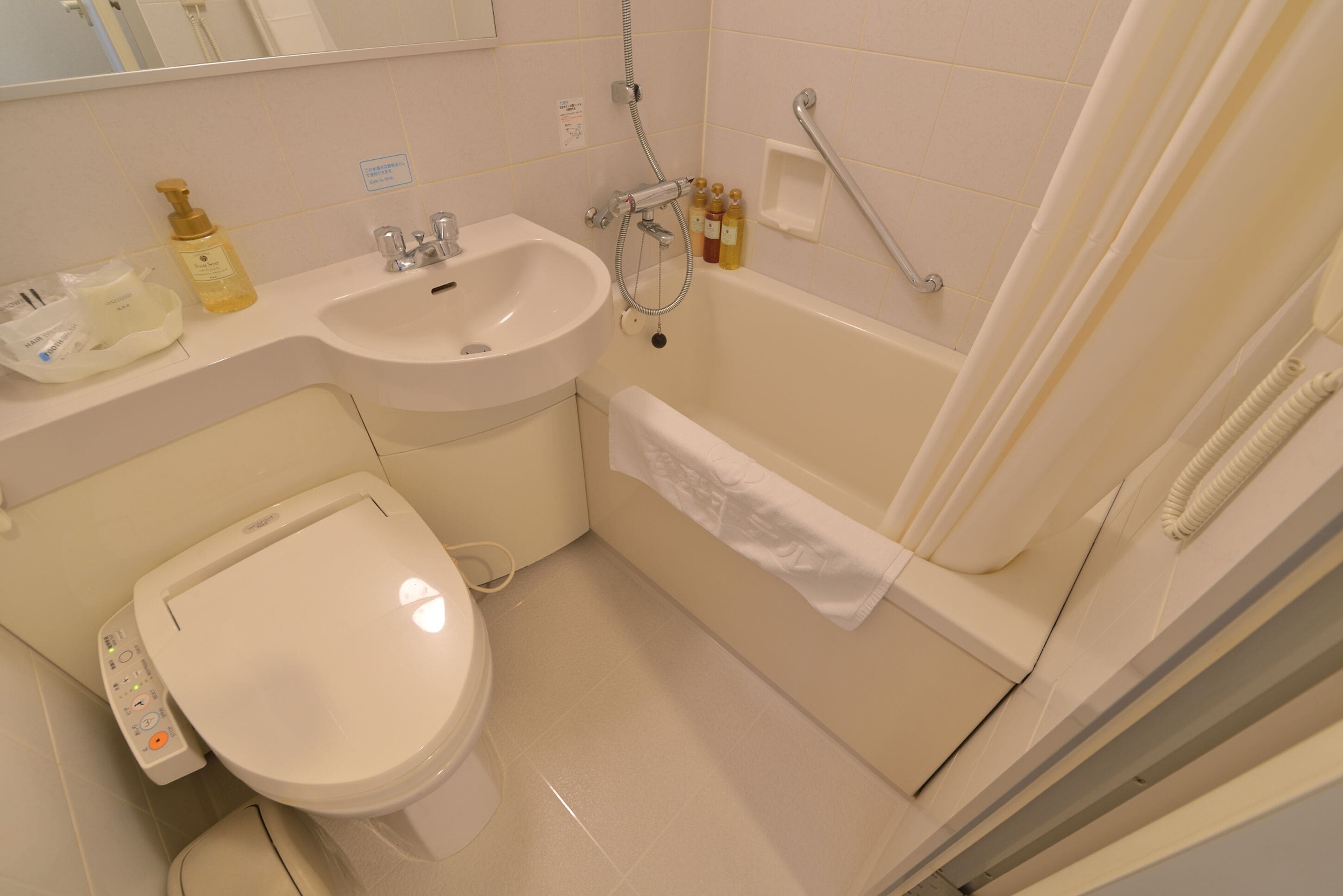 combined shower/bathtub, deep-soaking bathtub, free toiletries